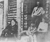 Leah-Henry-John-Fannie-Collins-at-Collins-homestead---1918.jpg